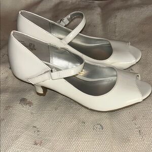 🍪American Eagle Mary Jane White Heels sz 3 Girls